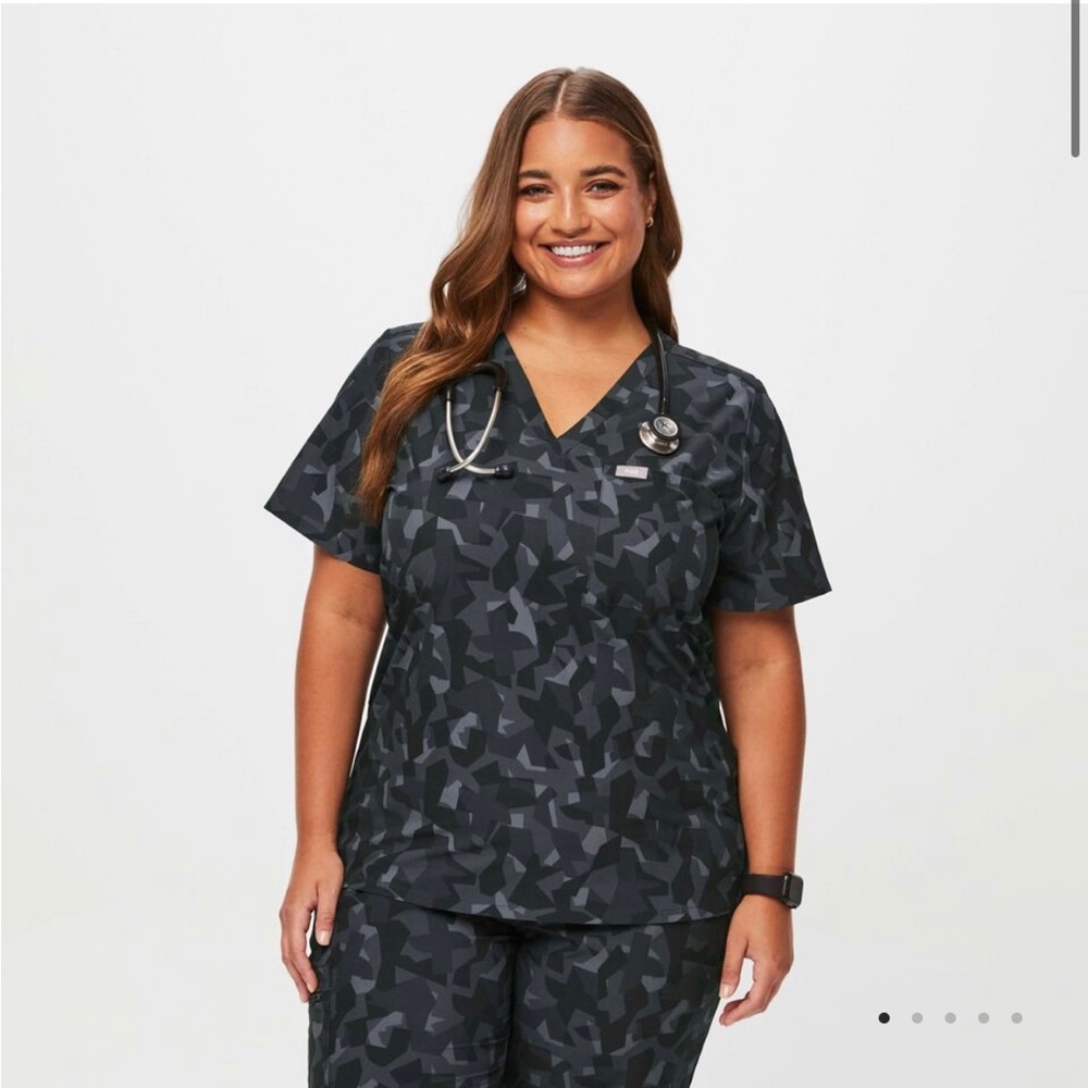 FIGS Catarina Scrub Top in Camp Bonsai, Brand NEW, size XXS